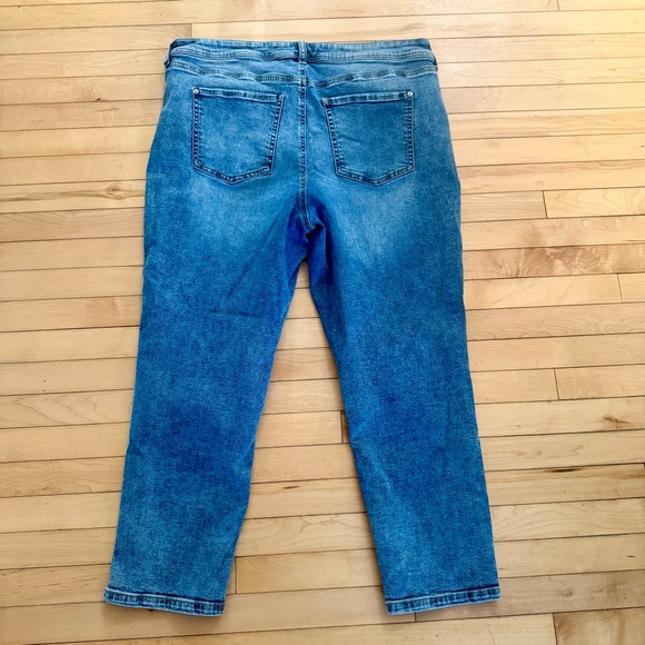 Slightly Curvy Blue Cropped Jeans - Picture 3 of 6